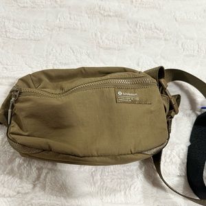 CLEAN LINES BELT BAG EXCELLENT CONDITION